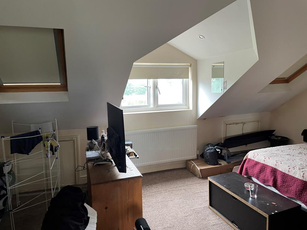 Lot: 2 - HOUSE ARRANGED AS FOUR FLATS PRODUCING £48,000 PER ANNUM - Studio Room Flat 4